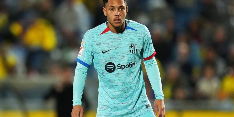 Vitor Roque atua 19 minutos em estreia no Barcelona com virada sobre Las Palmas nos acréscimos