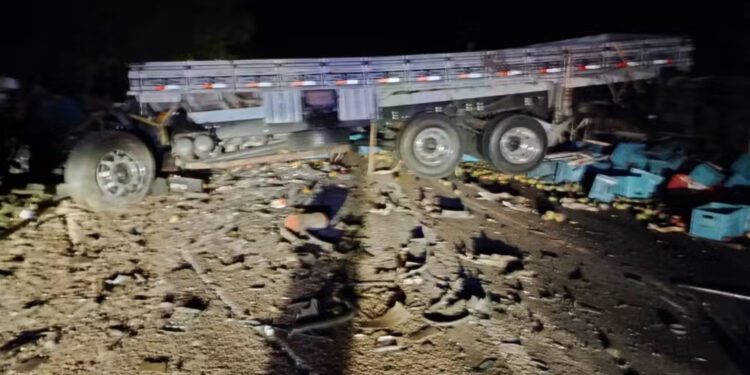 Batida entre caminhão e ônibus deixa 24 mortos e 6 feridos na Bahia