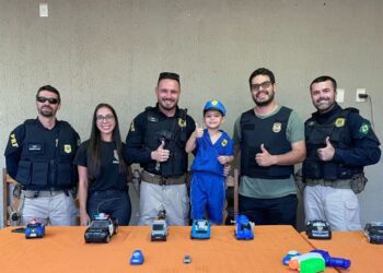 Garotinho de Bandeirantes que sonha em ser policial recebe visita dos agentes em sua casa