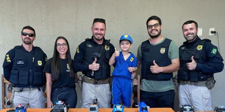 Garotinho de Bandeirantes que sonha em ser policial recebe visita dos agentes em sua casa