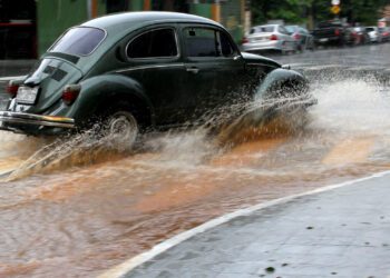 Tempestade tropical atípica se forma na costa brasileira, mas não deve chegar ao continente