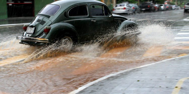 Tempestade tropical atípica se forma na costa brasileira, mas não deve chegar ao continente