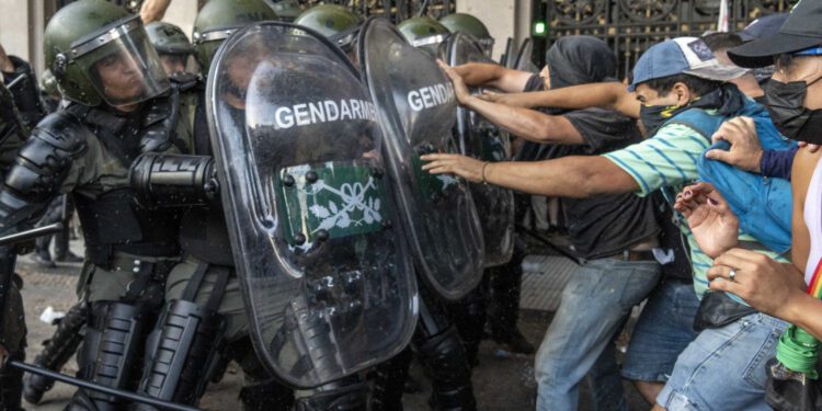 Protestos contra ‘lei ônibus’ de Milei têm novo confronto na Argentina
