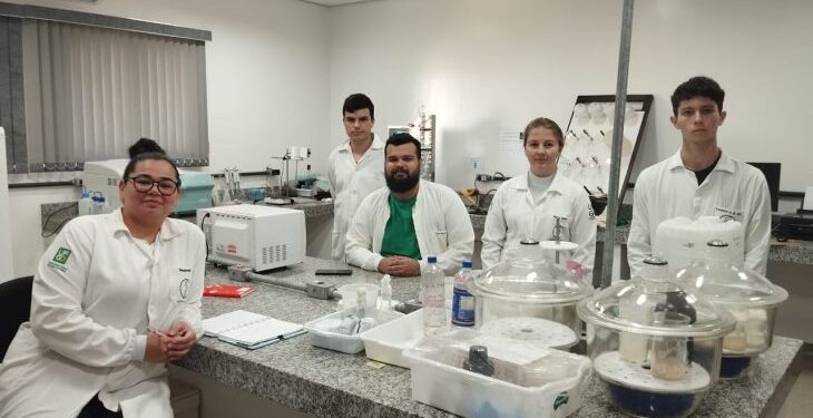 Pesquisa fomentada pela Fundect usa resíduos da indústria do pescado para criar embalagens