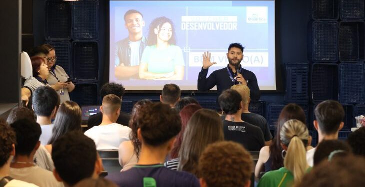 Em busca de ‘novos horizontes’, alunos do Voucher Desenvolvedor iniciam curso em área onde sobram vagas