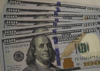 Dólar cai para R$ 4,97 após decisão de Banco Central americano