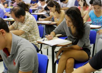 Pé-de-Meia: saiba se é preciso fazer inscrição e como receber o benefício