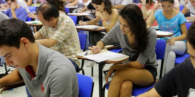 Pé-de-Meia: saiba se é preciso fazer inscrição e como receber o benefício