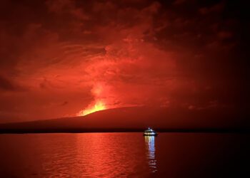 Vulcão La Cumbre entra novamente em erupção e coloca Equador em alerta