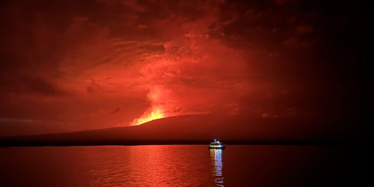 Vulcão La Cumbre entra novamente em erupção e coloca Equador em alerta