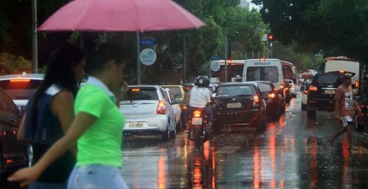 Chuva acumulada pode ultrapassar 50mm em 24h, e guarda-chuvas é item obrigatório nesta terça
