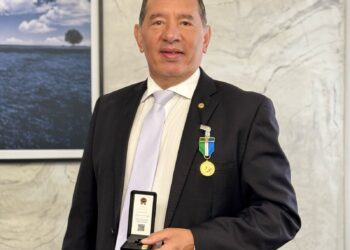 Gerson recebe homenagem da PM por trabalho no combate à violência doméstica