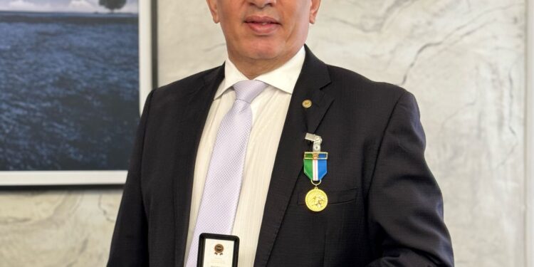 Gerson recebe homenagem da PM por trabalho no combate à violência doméstica