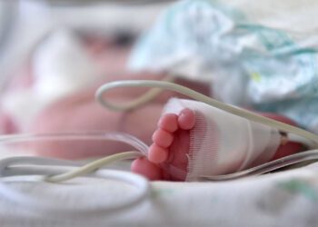 Bebê sofre queimaduras durante banho em creche de SC