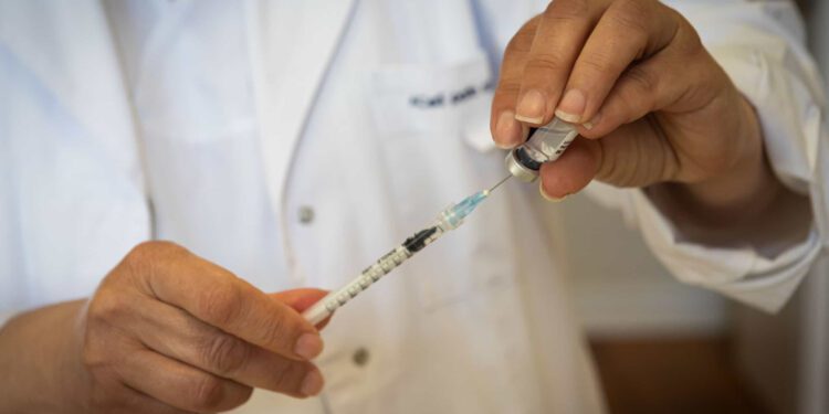 Anvisa autoriza registro de vacina que previne bronquiolite em bebês