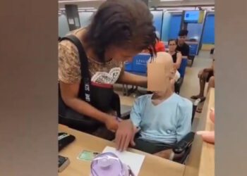 Mulher leva cadáver em cadeira de rodas a banco para sacar empréstimo no Rio