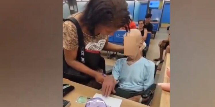 Mulher leva cadáver em cadeira de rodas a banco para sacar empréstimo no Rio