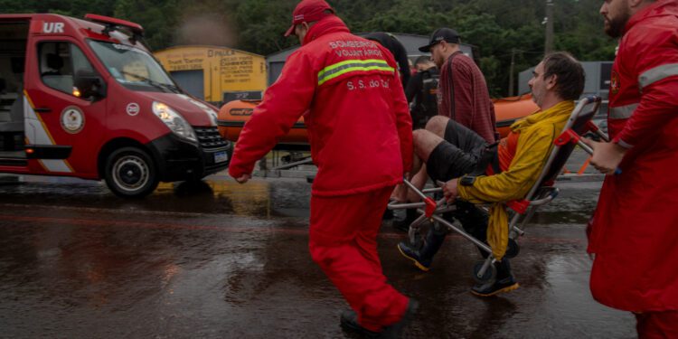 Temporais no RS matam 31, inundam cidades e isolam moradores sem resgate