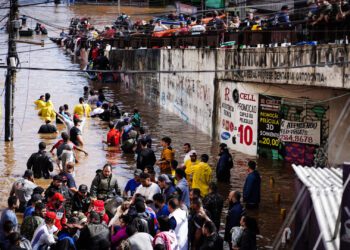 Sistema para escoar água é desligado e moradores são retirados de casa em Porto Alegre