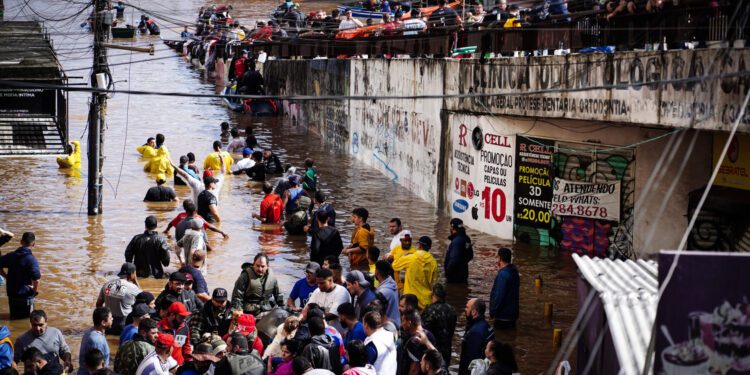 Sistema para escoar água é desligado e moradores são retirados de casa em Porto Alegre