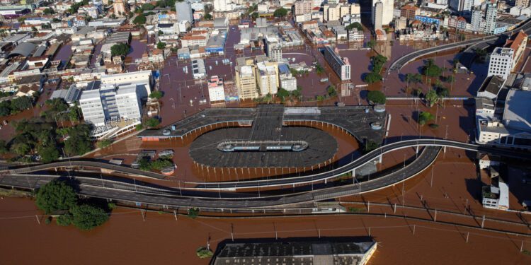 Porto Alegre esvazia bairros após falha em sistema de escoamento, e número de desabrigados dobra no RS