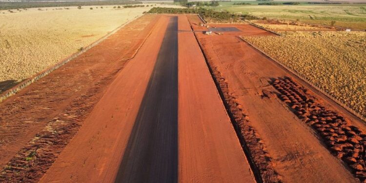 Obras no aeródromo de Camapuã avançam com novo pavimento na pista de pouso
