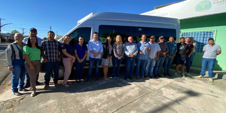 Prefeitura de Figueirão adquire veículo para secretaria de educação