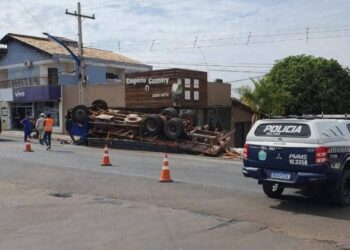 Caminhão perde freio e tomba no centro de Camapuã