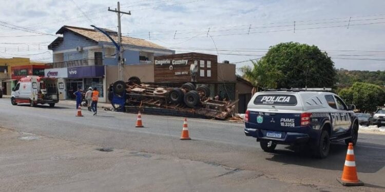 Caminhão perde freio e tomba no centro de Camapuã