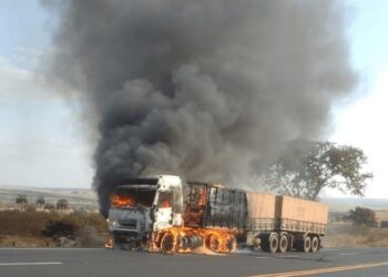 Carreta carregada de soja pega fogo na MS-306 em Costa Rica