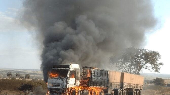 Carreta carregada de soja pega fogo na MS-306 em Costa Rica