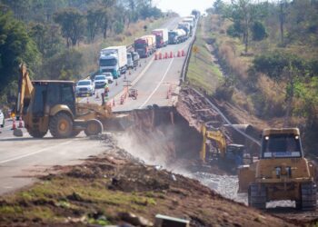 Visando Lucro CCR não orienta motoristas sobre rotas alternativas na BR, gerando congestionamentos-163