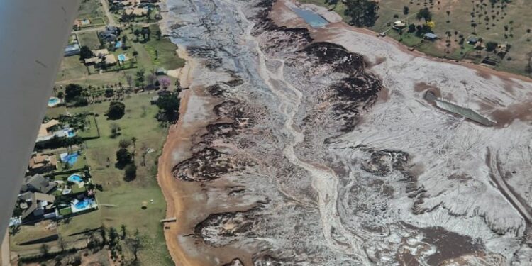 Tráfego na BR-163 é liberado com sistema pare e siga após rompimento de barragem