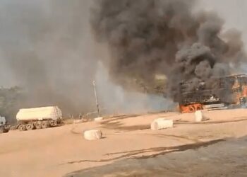 Incêndio destrói bitrem carregado com algodão em Costa Rica