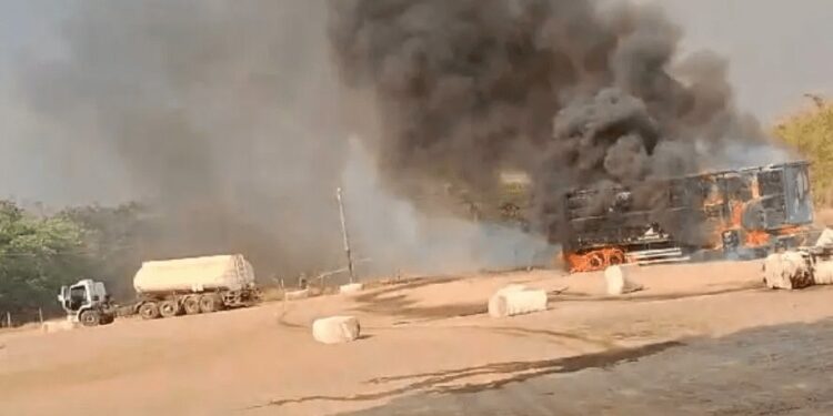 Incêndio destrói bitrem carregado com algodão em Costa Rica