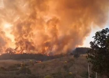 Fogo avança sobre propriedades rurais em Camapuã