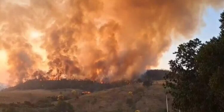 Fogo avança sobre propriedades rurais em Camapuã
