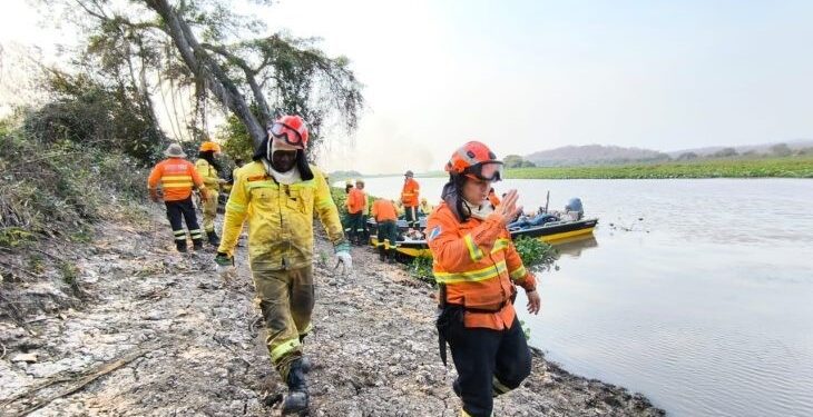 Bombeiros atuam no controle de incêndios florestais em MS e ribeirinhos serão atendidos em ação humanitária