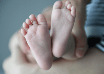 Indonésio é preso após vender filho para apostas online por R$ 5 mil