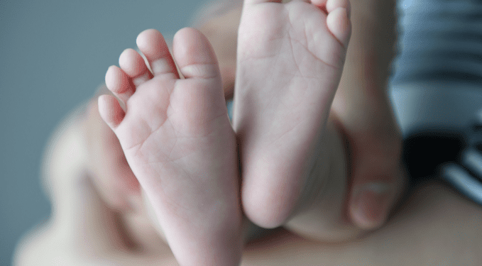 Indonésio é preso após vender filho para apostas online por R$ 5 mil