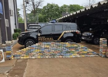 Cocaína avaliada em R$ 33 milhões é descoberta em fundo falso de carreta em MS