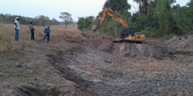 Em Figueirão Prefeitura apoia pequenos produtores com abertura de tanques e melhorias rurais