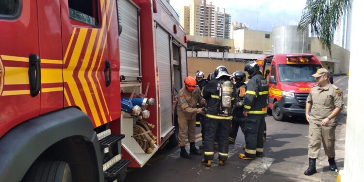 Com participação de 100 pessoas, Shopping realiza simulação de combate a incêndio e prevenção de vítimas