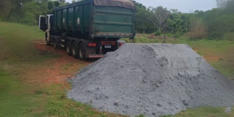 Prefeitura de Costa Rica reforça suporte a pequenos agricultores com distribuição de calcário