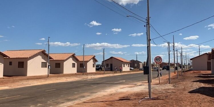 Parceria entre governo e comunidade entrega 33 casas a famílias de Costa Rica