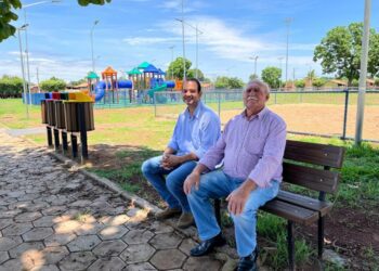 Prefeitura de Figueirão revitaliza praças com novos bancos e lixeiras