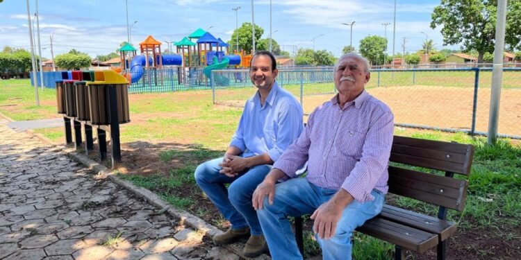 Prefeitura de Figueirão revitaliza praças com novos bancos e lixeiras