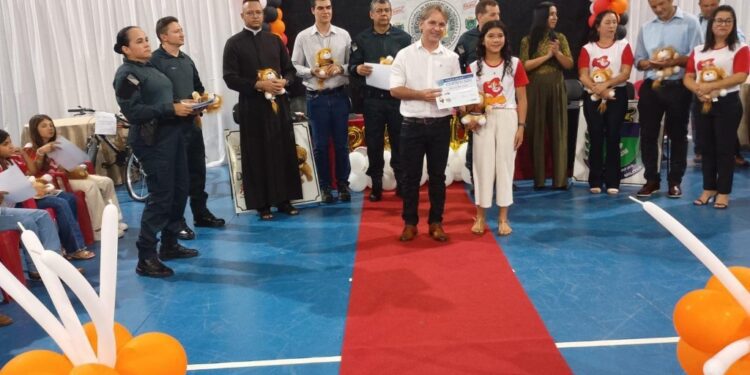 Alunos concluem curso do Proerd em Figueirão com formatura solene