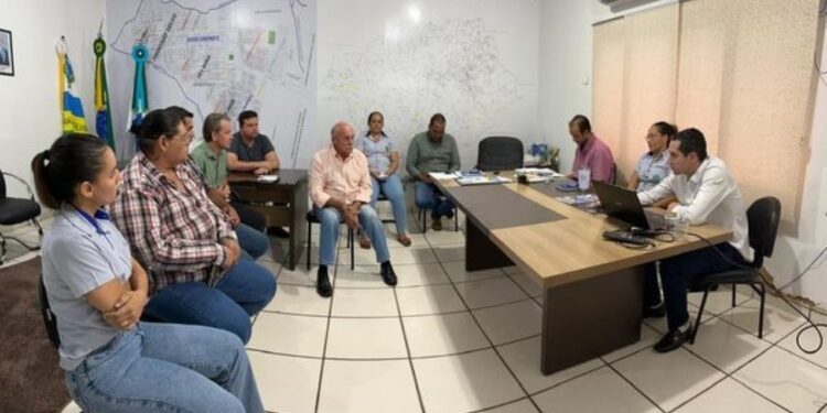 Administração de Figueirão revisa Plano Anual de Contratação para 2025 em reunião com secretários