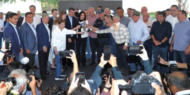 Para reforçar segurança em 58 municípios, Governo de MS entrega 77 viaturas à PM e Polícia Civil